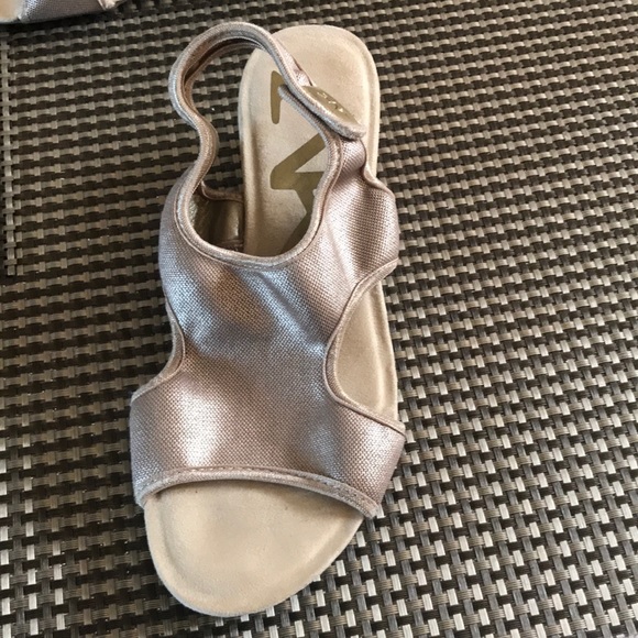 Anne Klein gold sandals - Picture 4 of 4